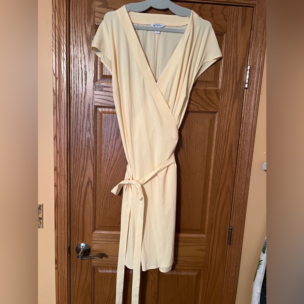 Women’s yellow Athleta Newport wrap above the knee dress size 3X never worn